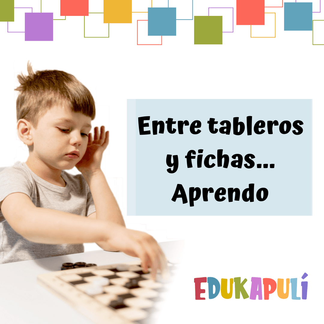 niño concentrado jugando ajedrez