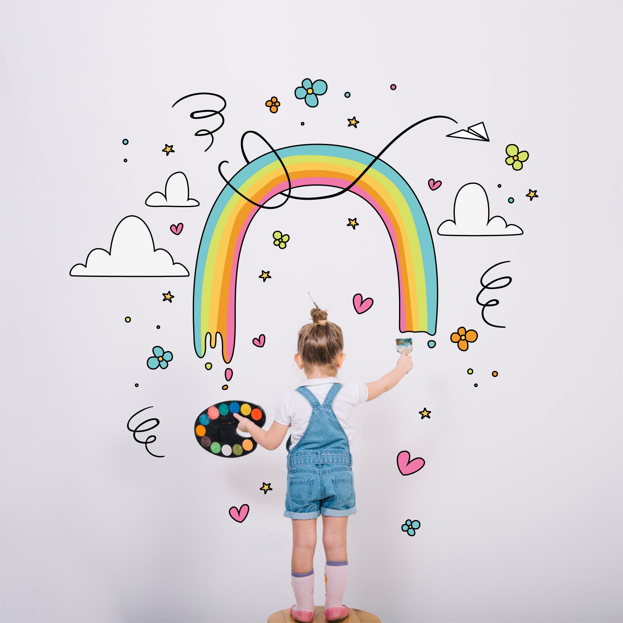 niña pintando en la pared