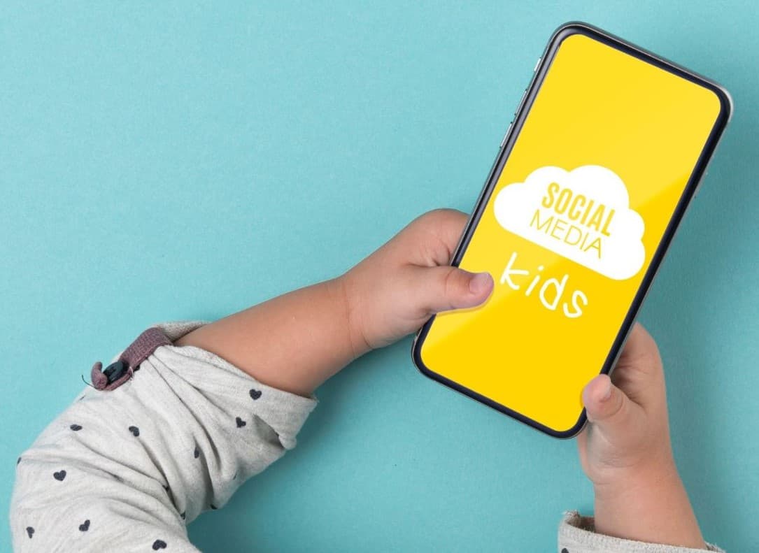 manos de un infante cogiendo un smartphone