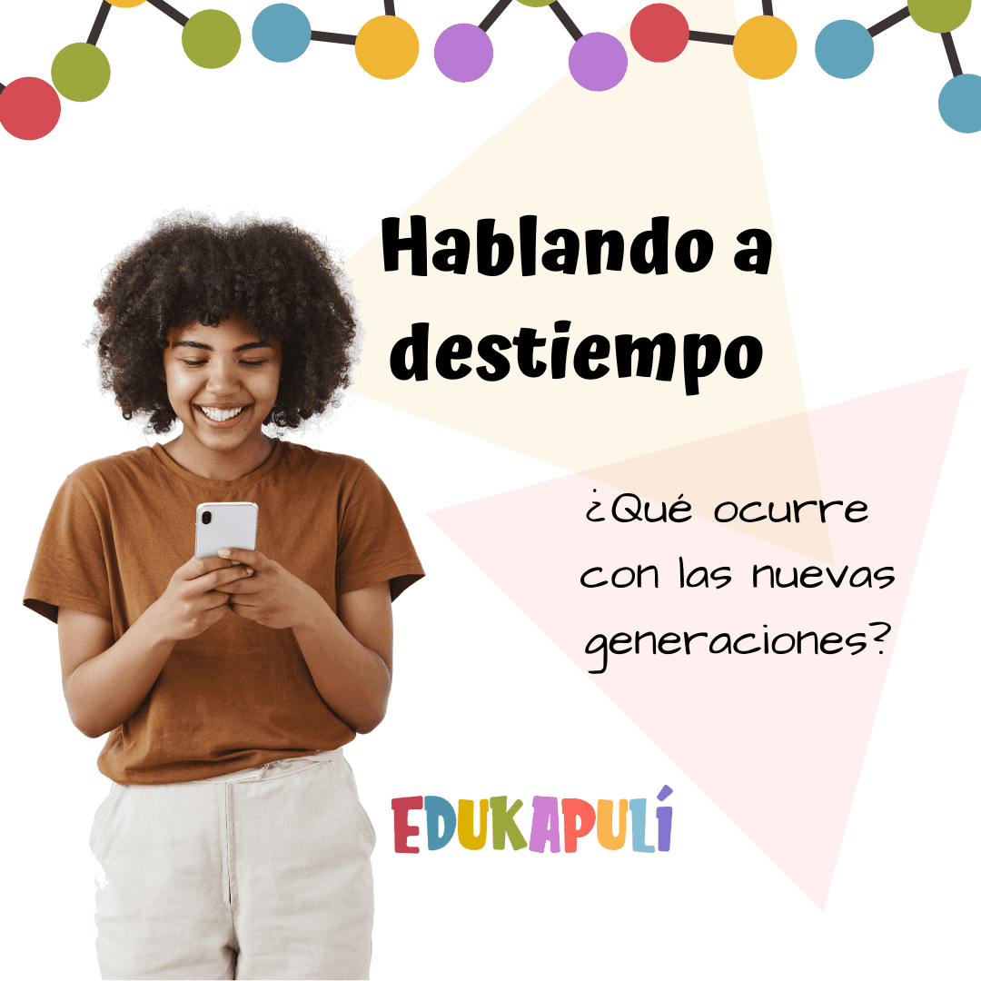 adolescente mirando y sonriendo a su celular