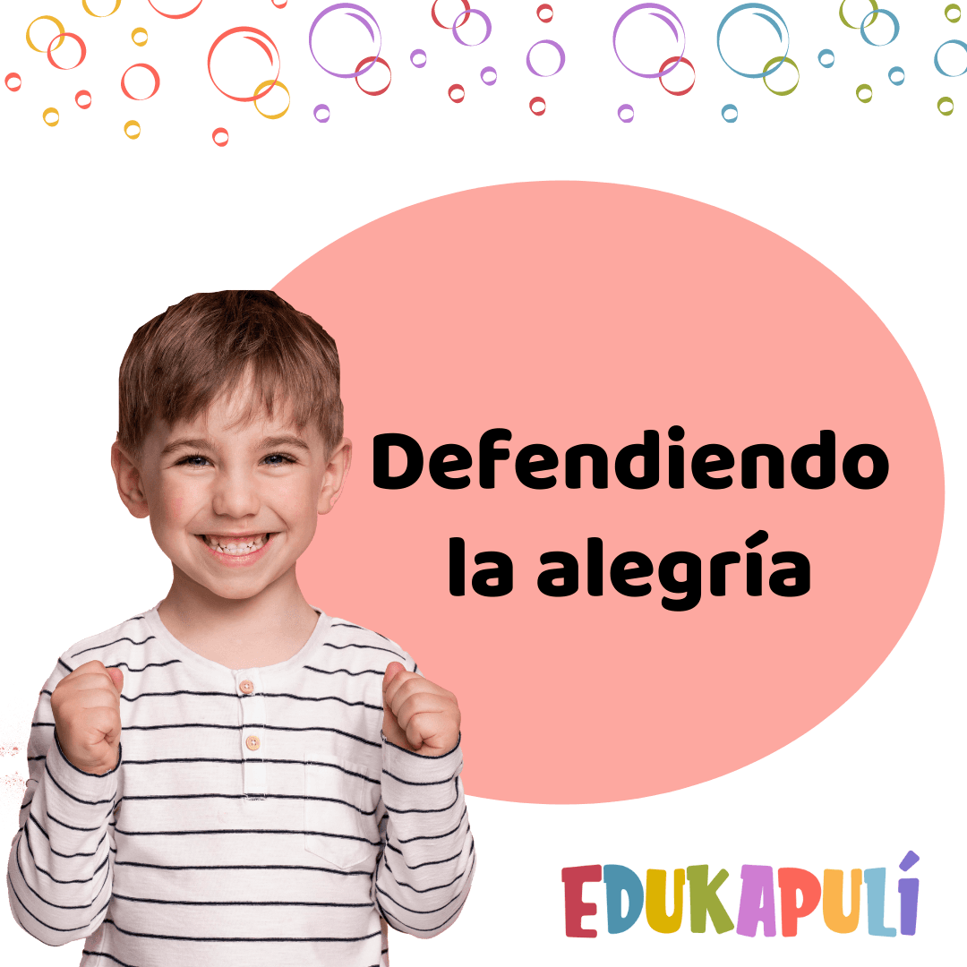 Niño muy feliz cerrando los puños y sonriendo muy emocionado