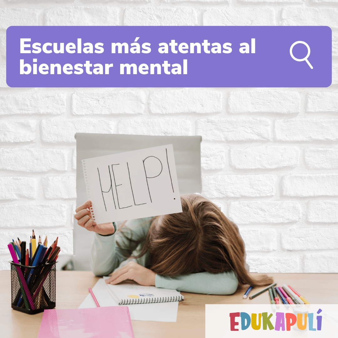 niña en escritorio con cabeza baja sosteniendo un letrero que dice ayuda