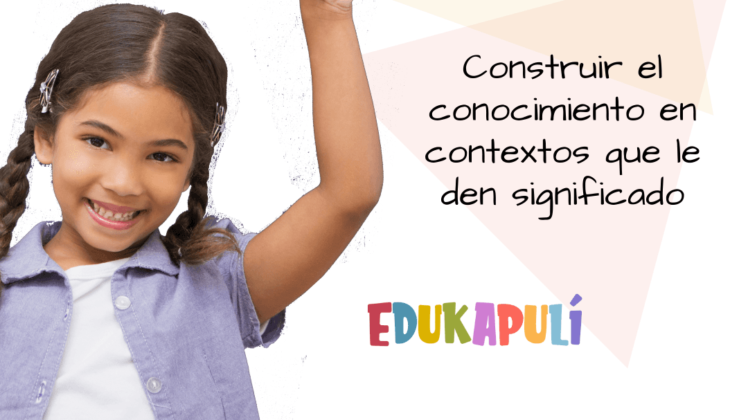 niña sonriendo y apuntando con su dedo arriba