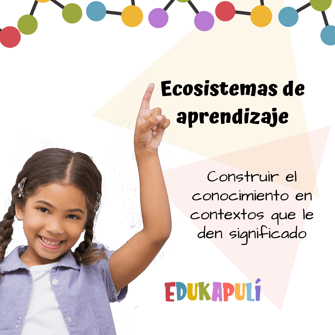 niña sonriendo y apuntando con su dedo arriba