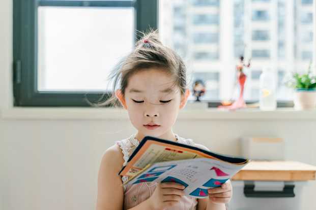 Niña leyendo un libro